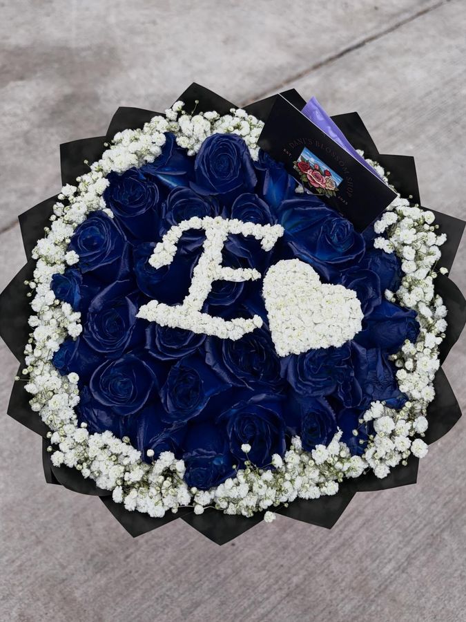 Navy roses, initial E